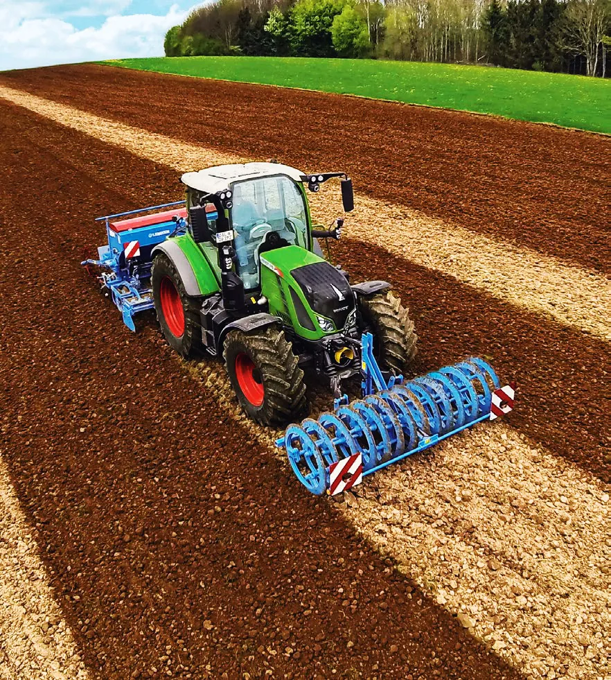 Traktor mit Anbaugerät auf dem Feld