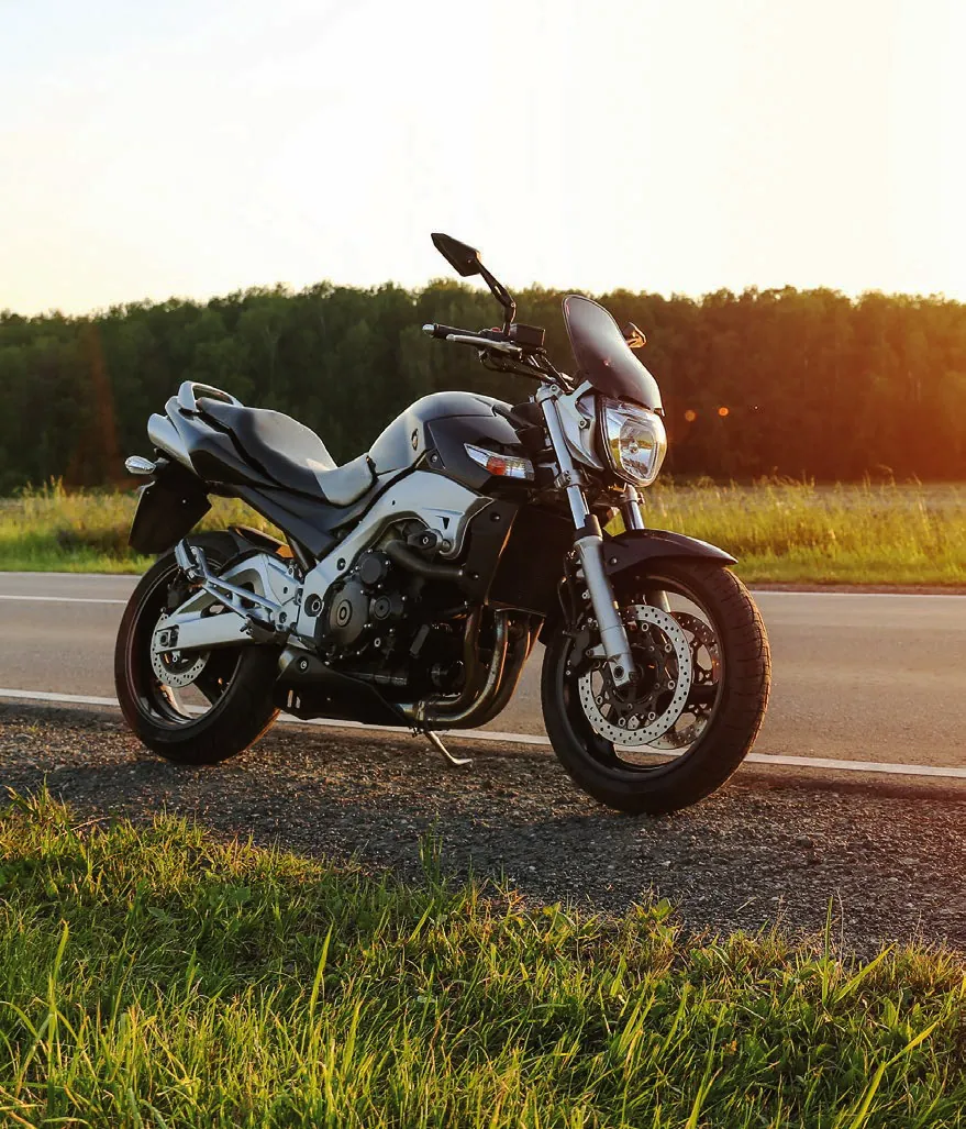 Motorrad bei Sonnenuntergang an der Landstraße