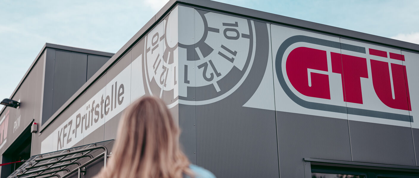 GTÜ-Prüfstelle Außenansicht mit großem GTÜ-Logo